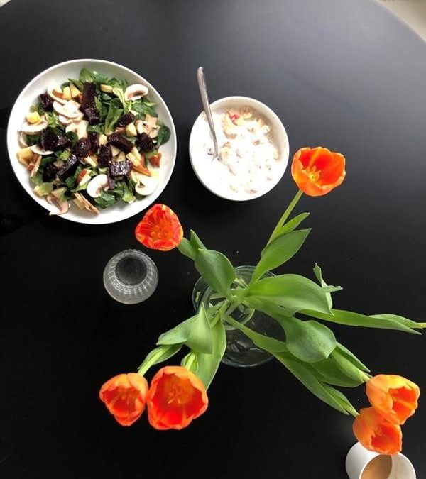 MÜSLI, SALAT UND FRISCHE TULPEN– SO MACHEN WIR UNS FIT FÜR DEN FRÜHLING!